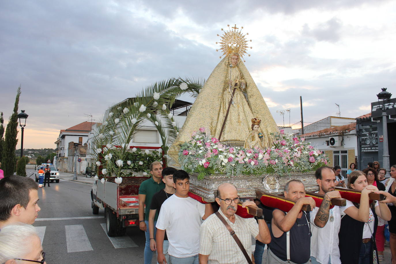 Una multitud da la bienvenida a la patrona a su llegada a la localidad