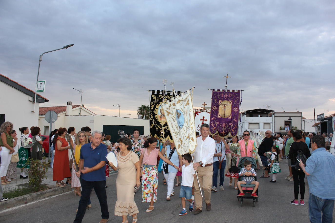Una multitud da la bienvenida a la patrona a su llegada a la localidad