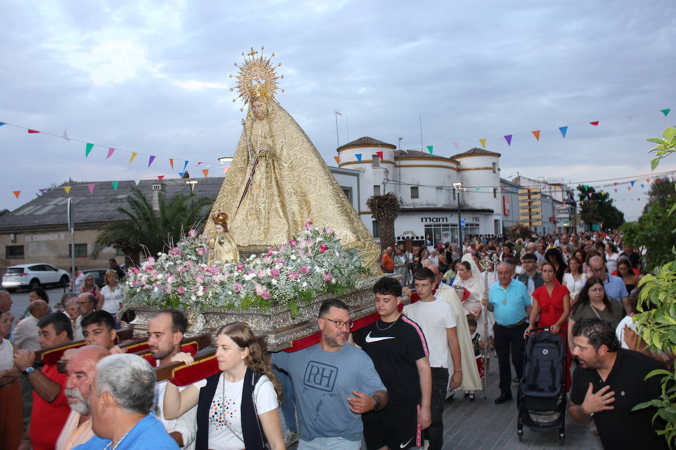 Una multitud da la bienvenida a la patrona a su llegada a la localidad