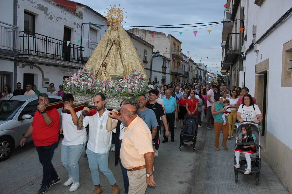 Una multitud da la bienvenida a la patrona a su llegada a la localidad