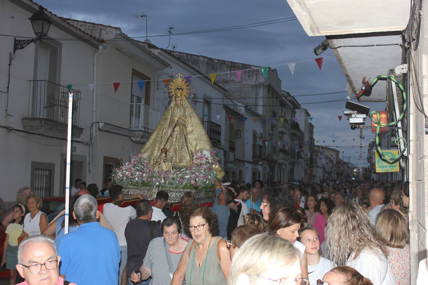 Una multitud da la bienvenida a la patrona a su llegada a la localidad