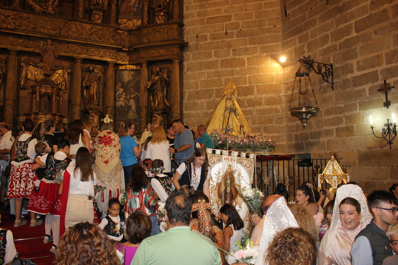 Una multitud da la bienvenida a la patrona a su llegada a la localidad