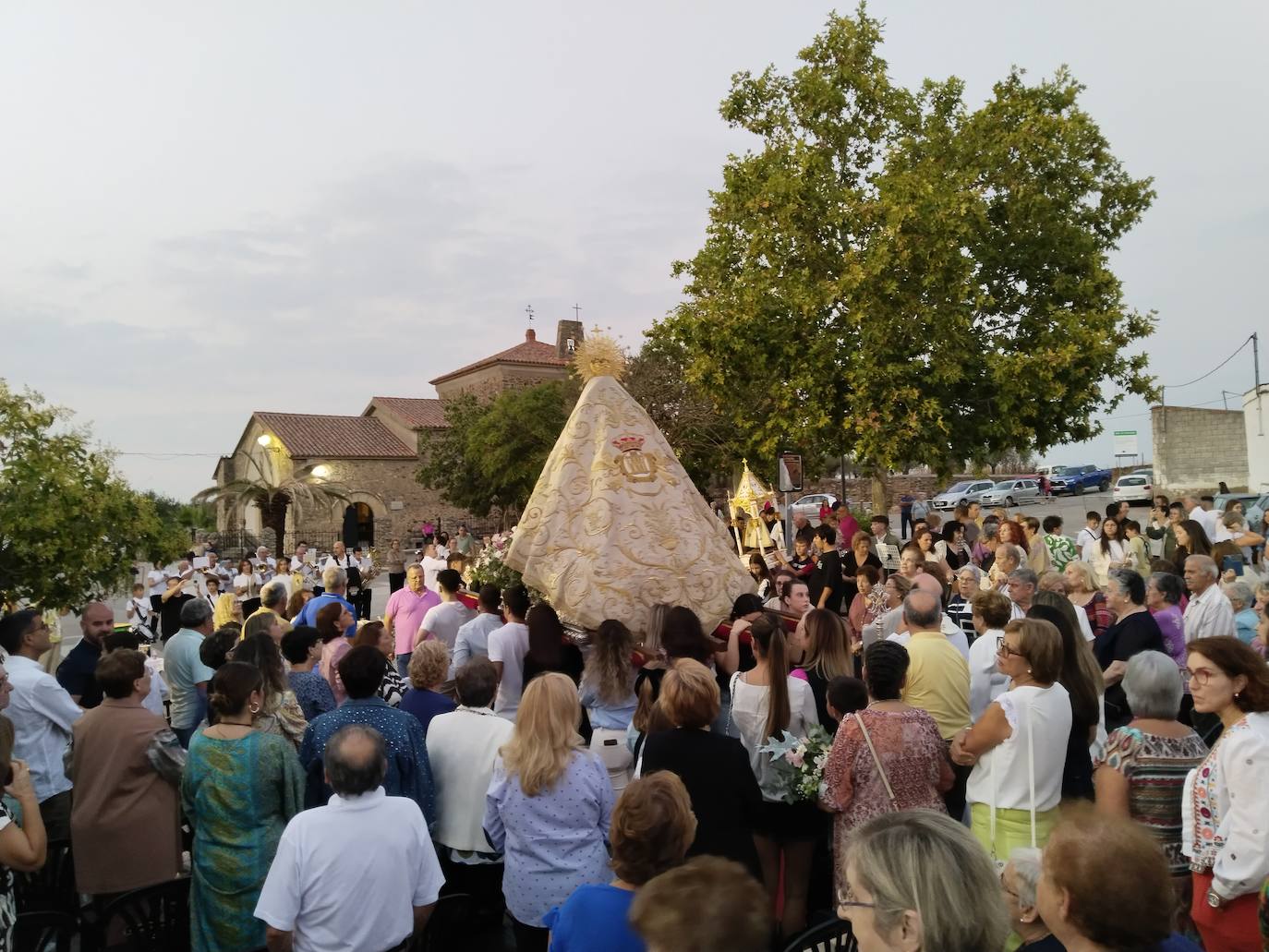 Imagen secundaria 1 - La Virgen del Prado sale de la parroquia por primera vez durante su novenario