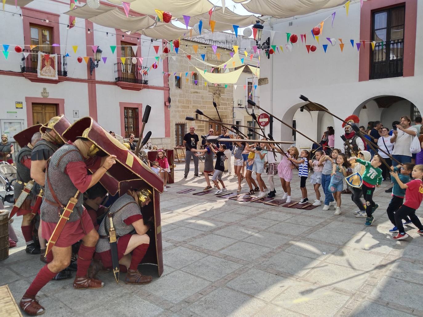 Imagen principal - Los casareños disfrutan con la cultura y costumbres romanas