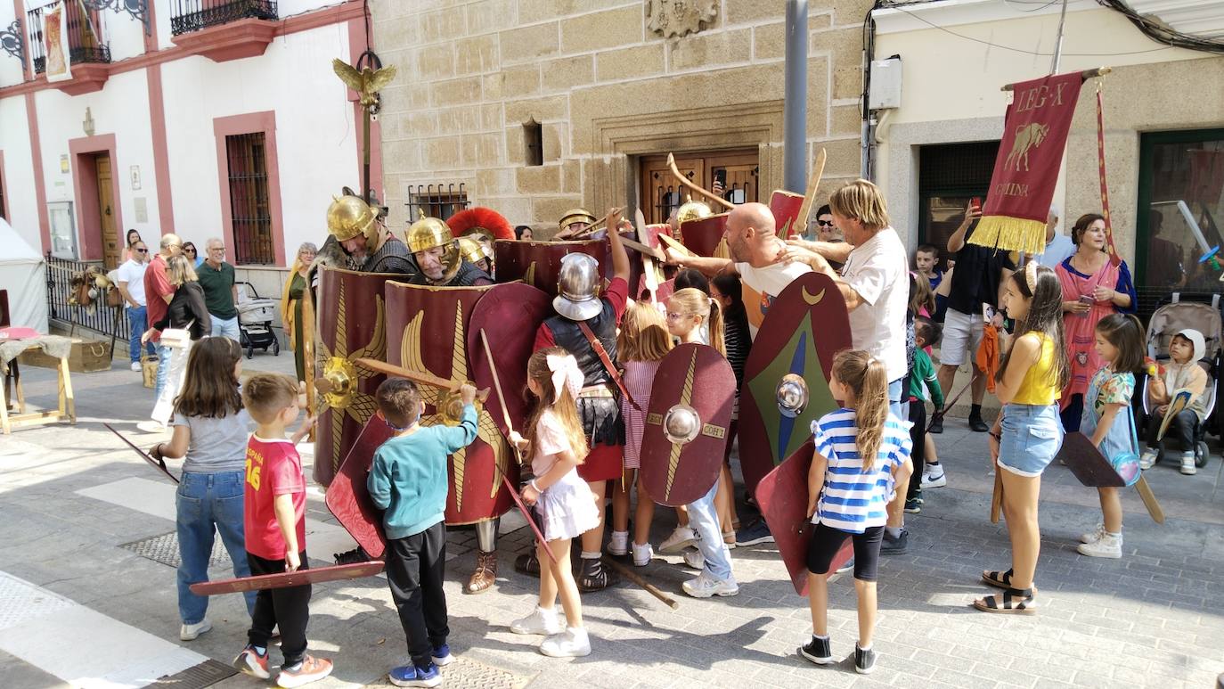 Imagen secundaria 1 - Los casareños disfrutan con la cultura y costumbres romanas