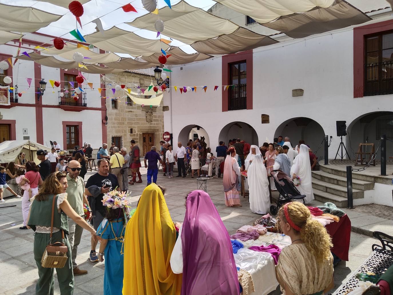 Imagen secundaria 1 - Los casareños disfrutan con la cultura y costumbres romanas