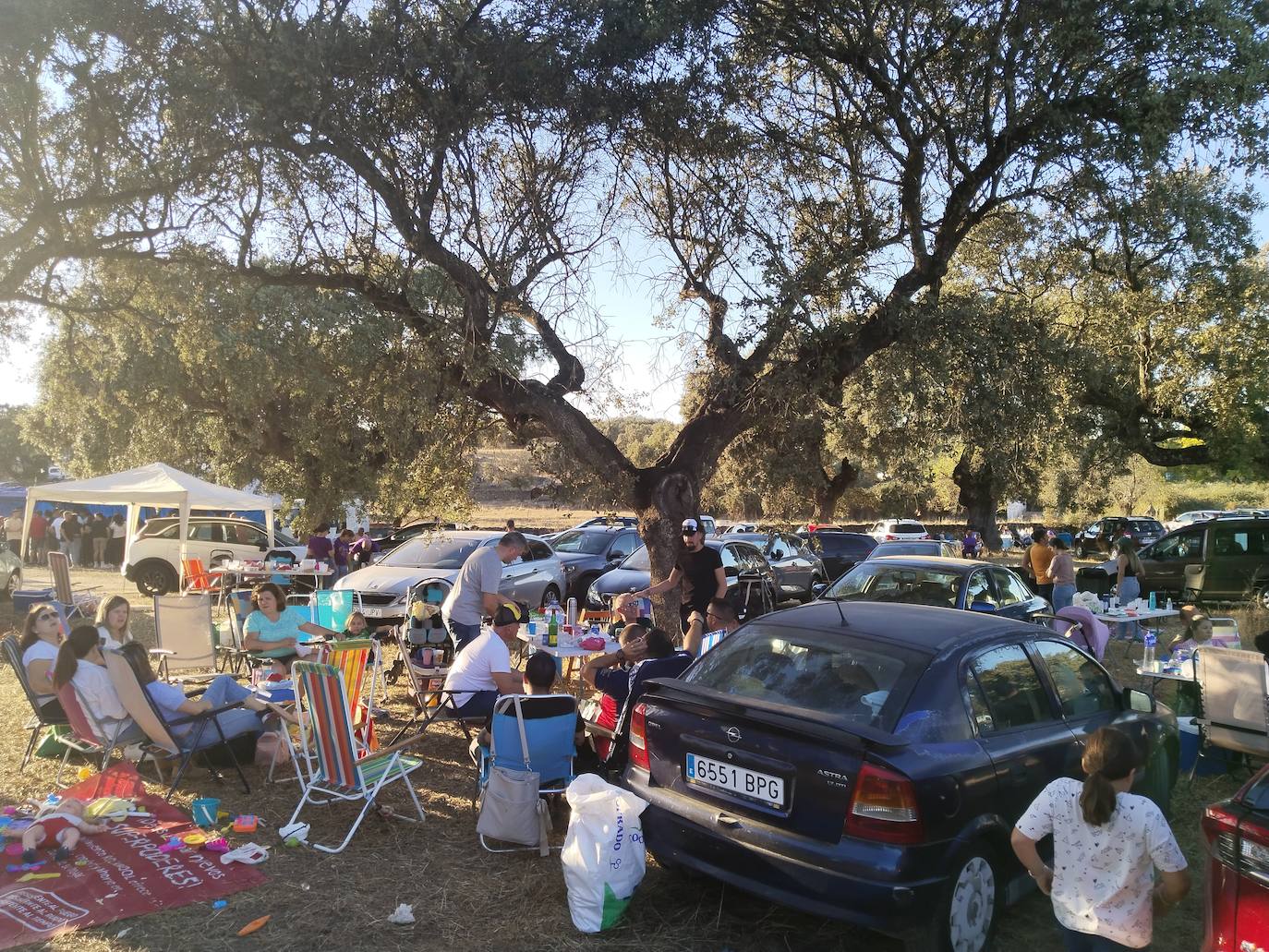 Imagen principal - El buen tiempo acompaña a los casareños en su última romería del año