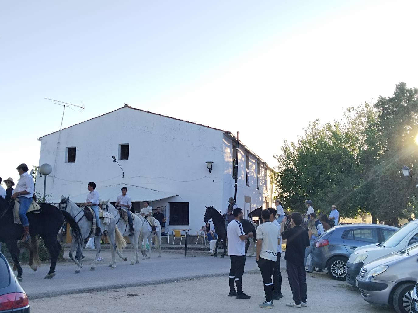 Imagen secundaria 1 - El buen tiempo acompaña a los casareños en su última romería del año