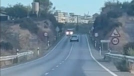 Una conductora grabó cómo el ahora investigado invadía el sentido contrario en varios tramos de la carretera CC-324.