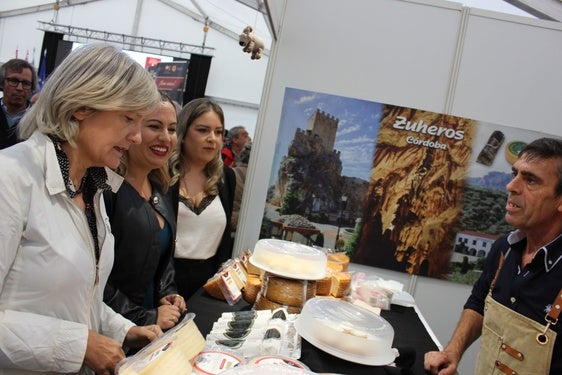 El mensaje de la consejera desafía a la lluvia en el arranque de la Feria Europea del queso: «vamos a divertirnos y a comer mucho queso»