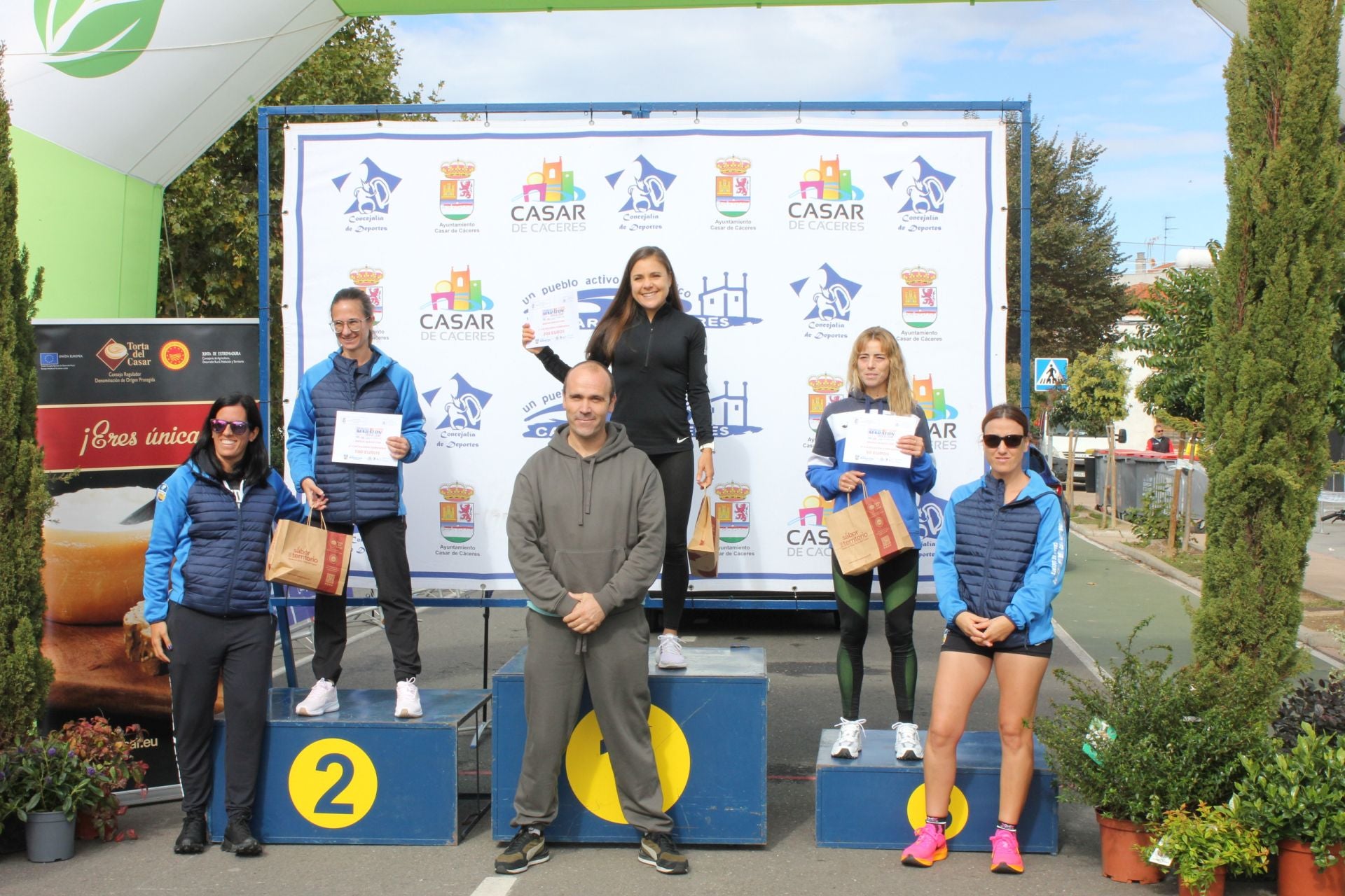 Imagen principal - Día grande de atletismo en Casar de Cáceres