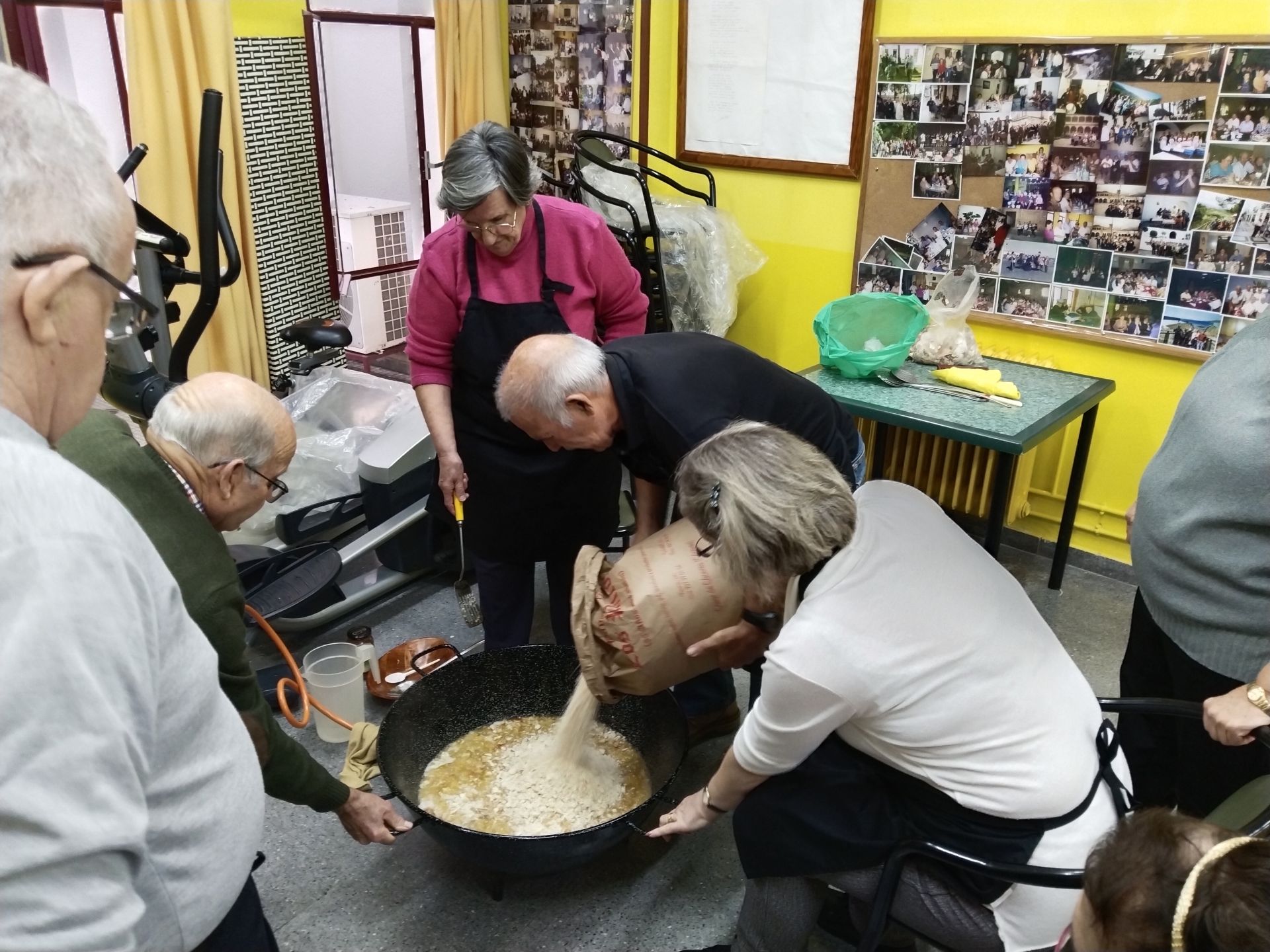 Imagen secundaria 2 - Los mayores casareños vuelven a disfrutar de su Semana Cultural