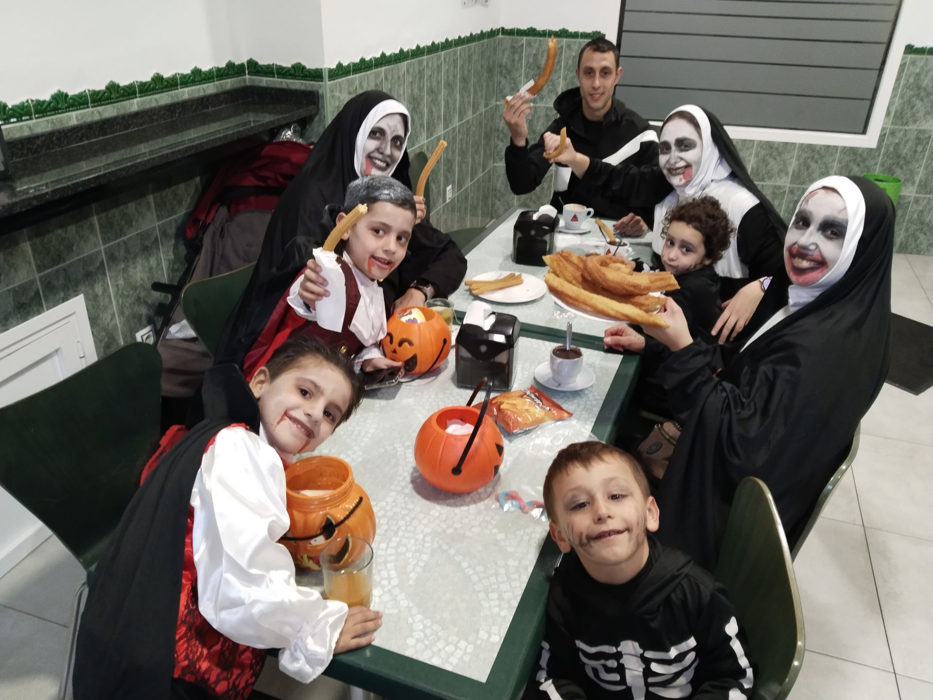 Imagen principal - Grupo de amigos fusionan las dos celebraciones en la noche del 31 de octubre. L.C.G.