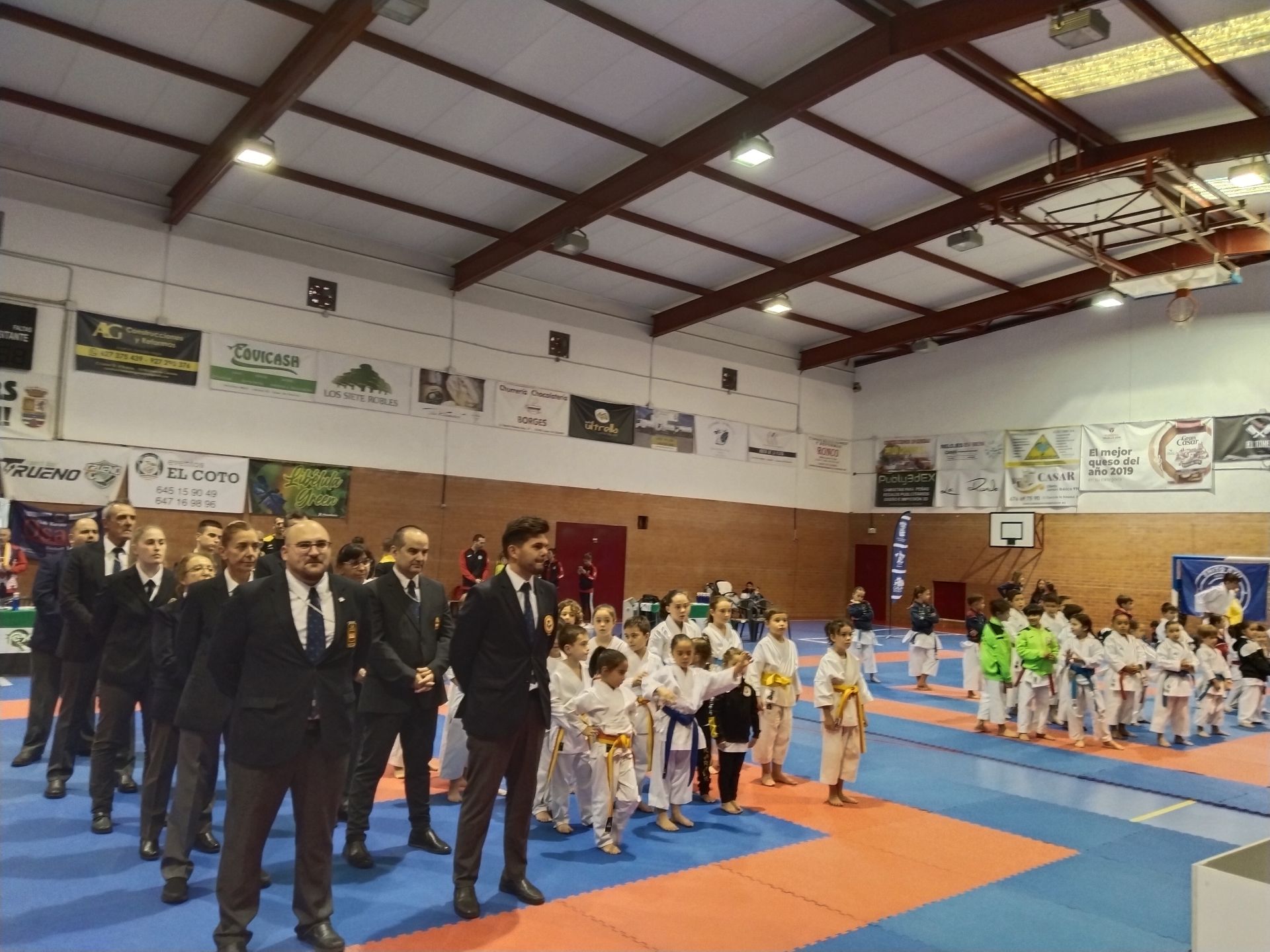 Imagen principal - Casar de Cáceres acoge a 200 karatecas en una nueva edición del Campeonato de Extremadura