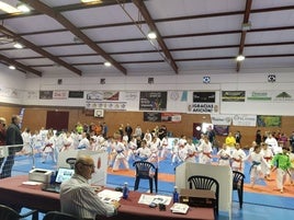 Casar de Cáceres acoge a 200 karatecas en una nueva edición del Campeonato de Extremadura
