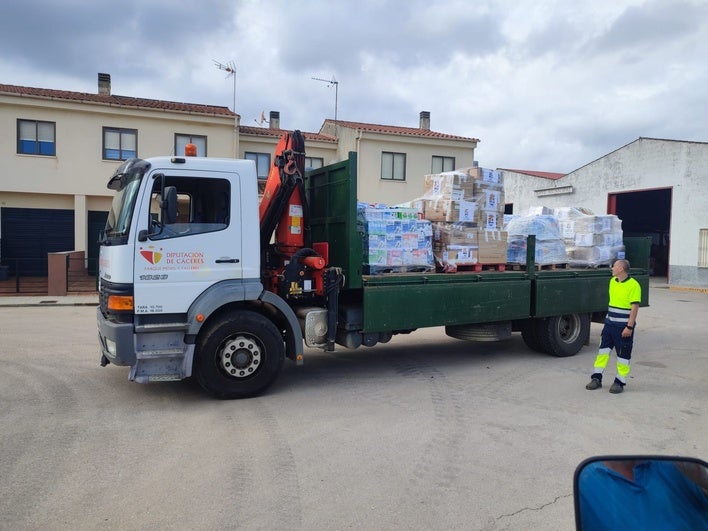 Una parte de las donaciones de los casareños ya han sido recogidas en el primer camión con rumbo a Valencia