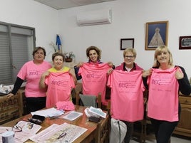 Las mujeres casareñas animan a sus paisanos a participar en la Marcha Rosa de este domingo.