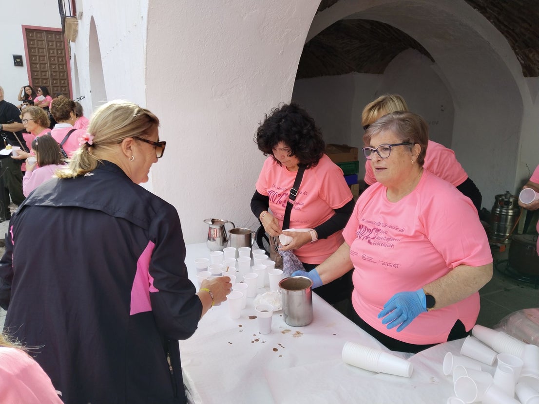 Una marea rosa recorre las calles y vías de la localidad para apoyar la lucha contra el cáncer