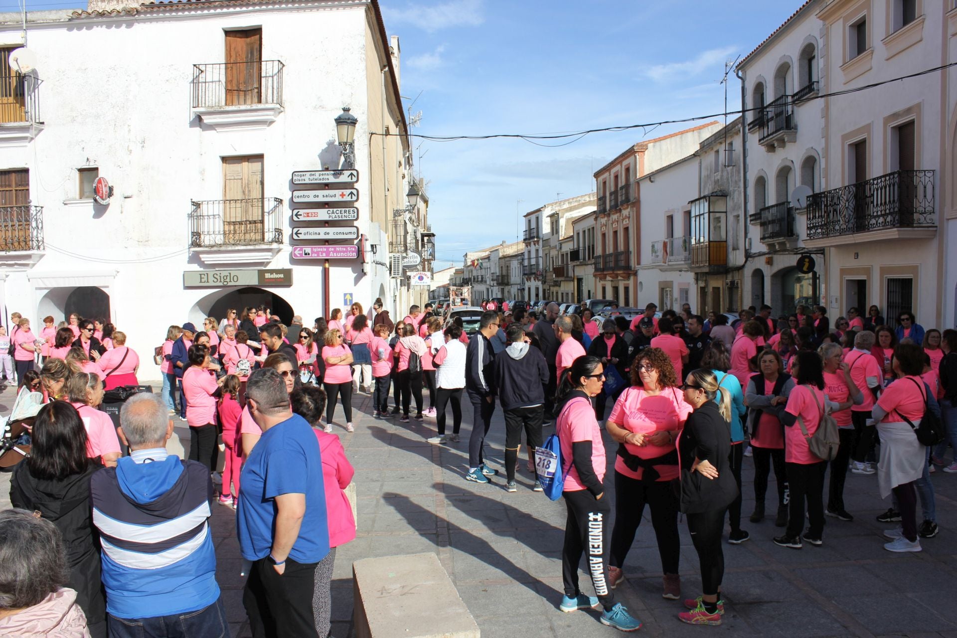 Una marea rosa recorre las calles y vías de la localidad para apoyar la lucha contra el cáncer