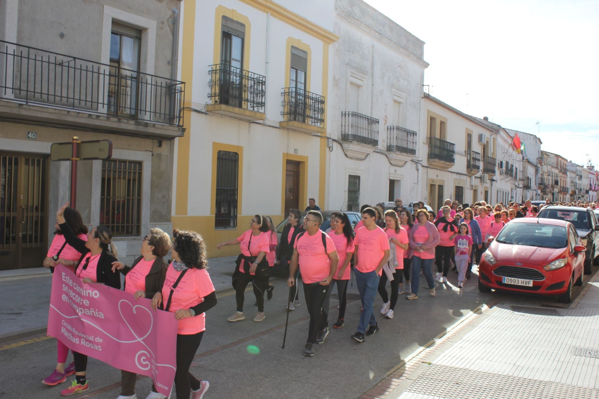 Una marea rosa recorre las calles y vías de la localidad para apoyar la lucha contra el cáncer