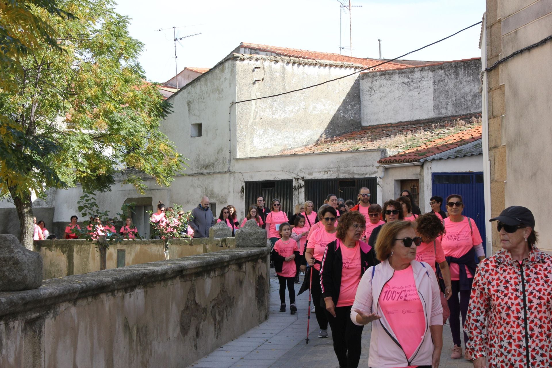 Una marea rosa recorre las calles y vías de la localidad para apoyar la lucha contra el cáncer