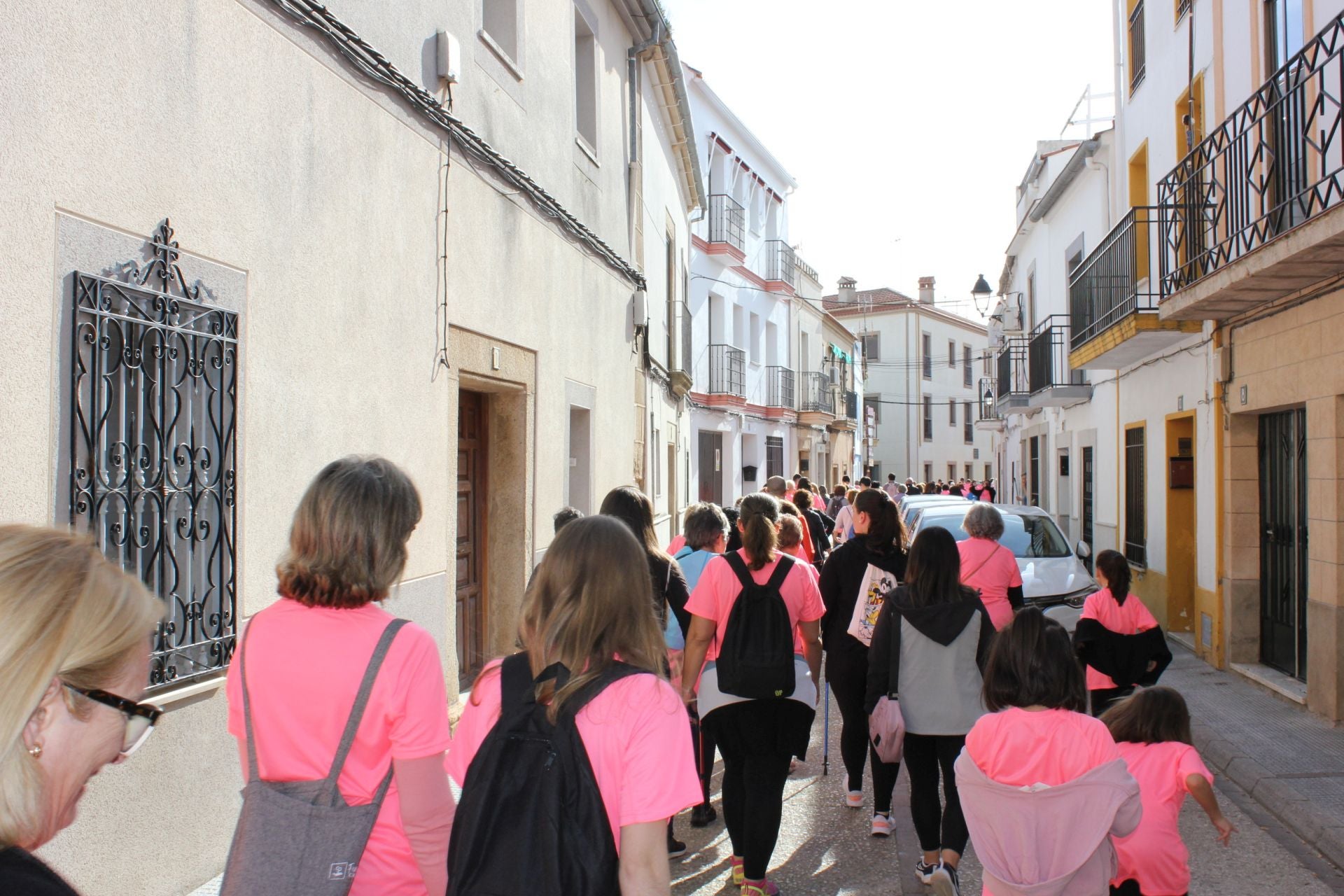 Una marea rosa recorre las calles y vías de la localidad para apoyar la lucha contra el cáncer