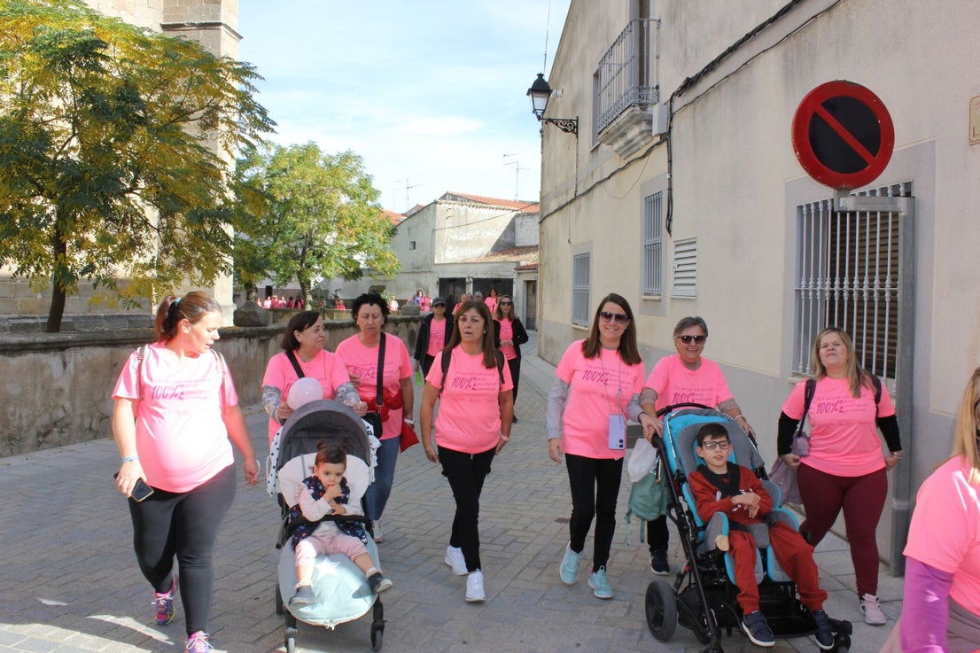 Una marea rosa recorre las calles y vías de la localidad para apoyar la lucha contra el cáncer