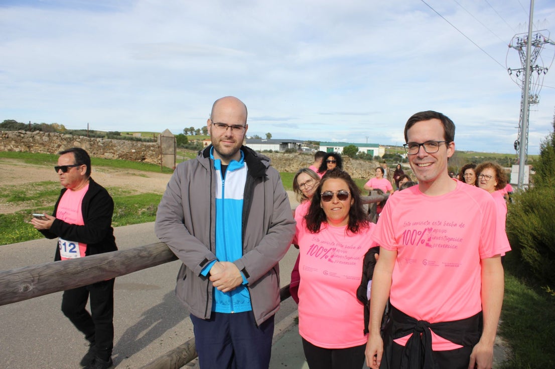 Una marea rosa recorre las calles y vías de la localidad para apoyar la lucha contra el cáncer
