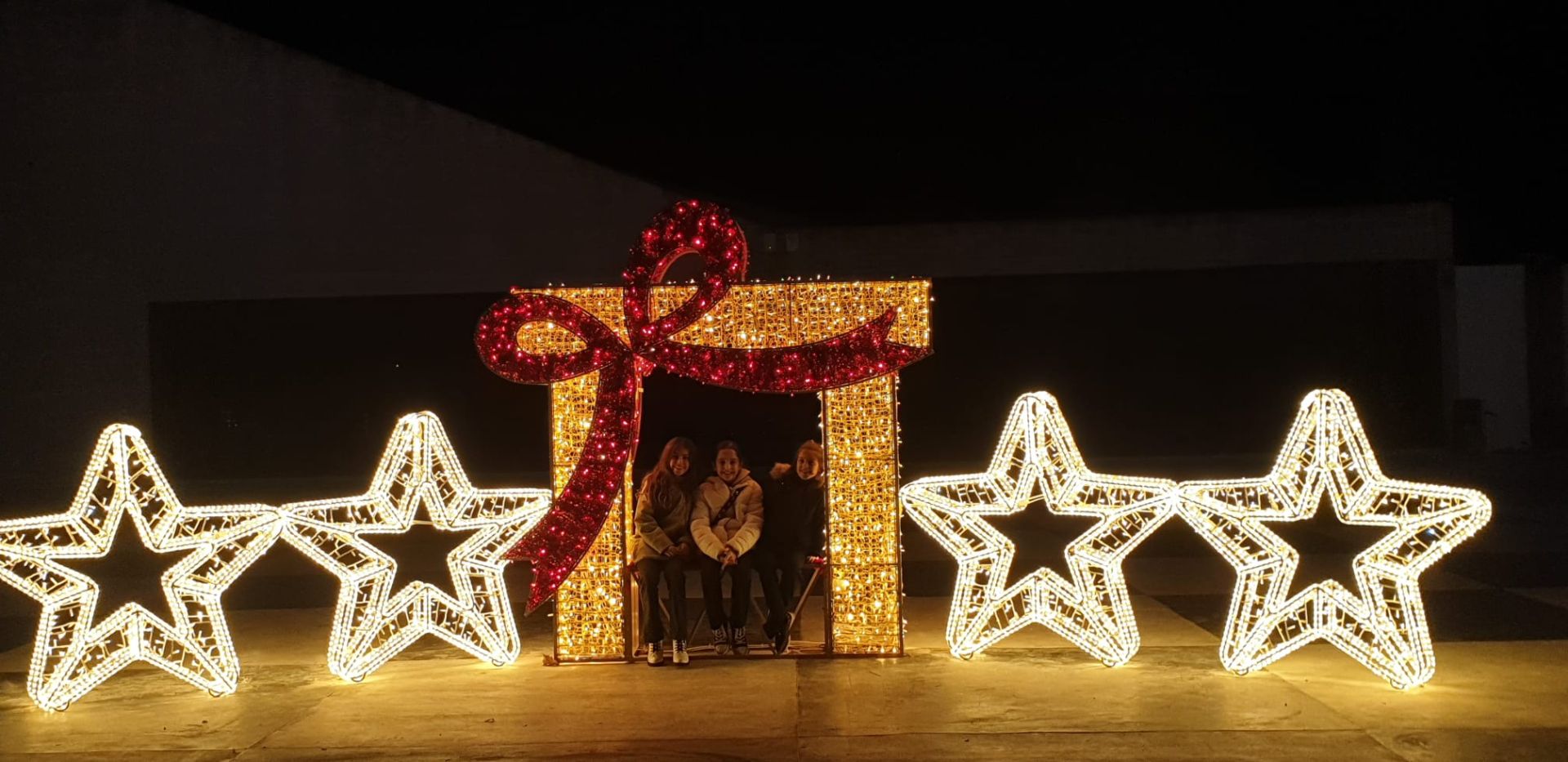 Los casareños reciben la Navidad bajo una gran lluvia de copos de nieve