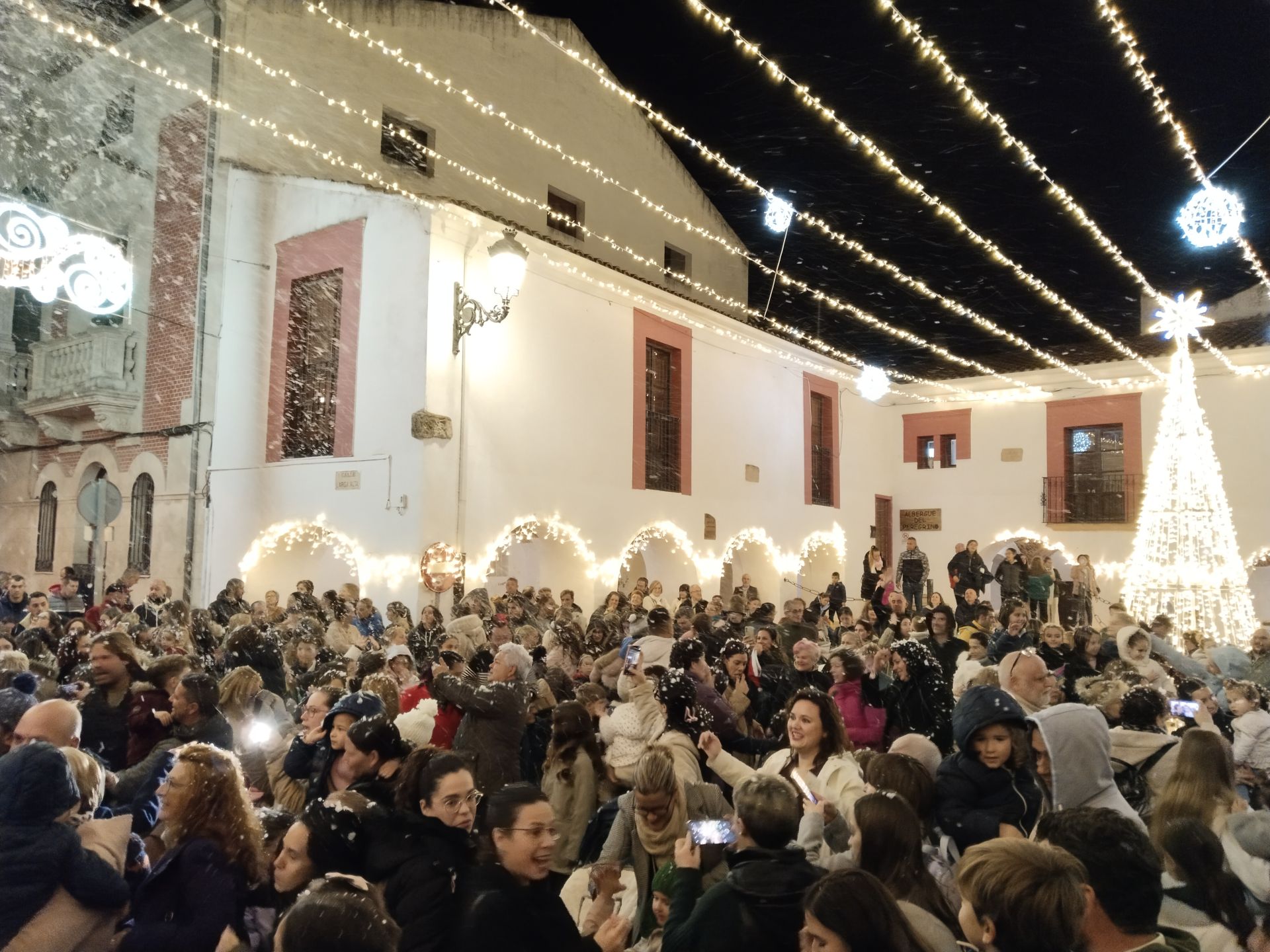 Los casareños reciben la Navidad bajo una gran lluvia de copos de nieve