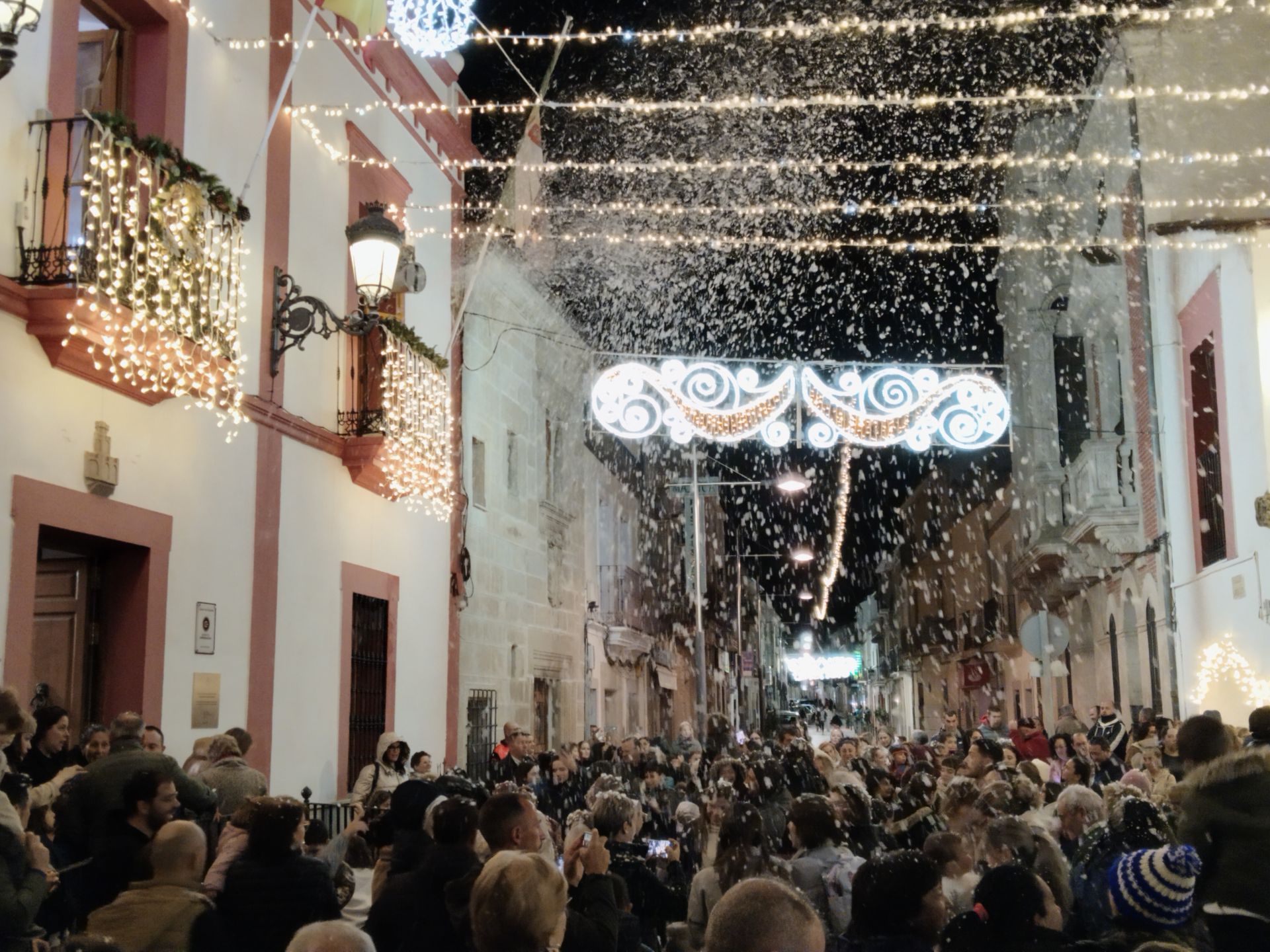Los casareños reciben la Navidad bajo una gran lluvia de copos de nieve