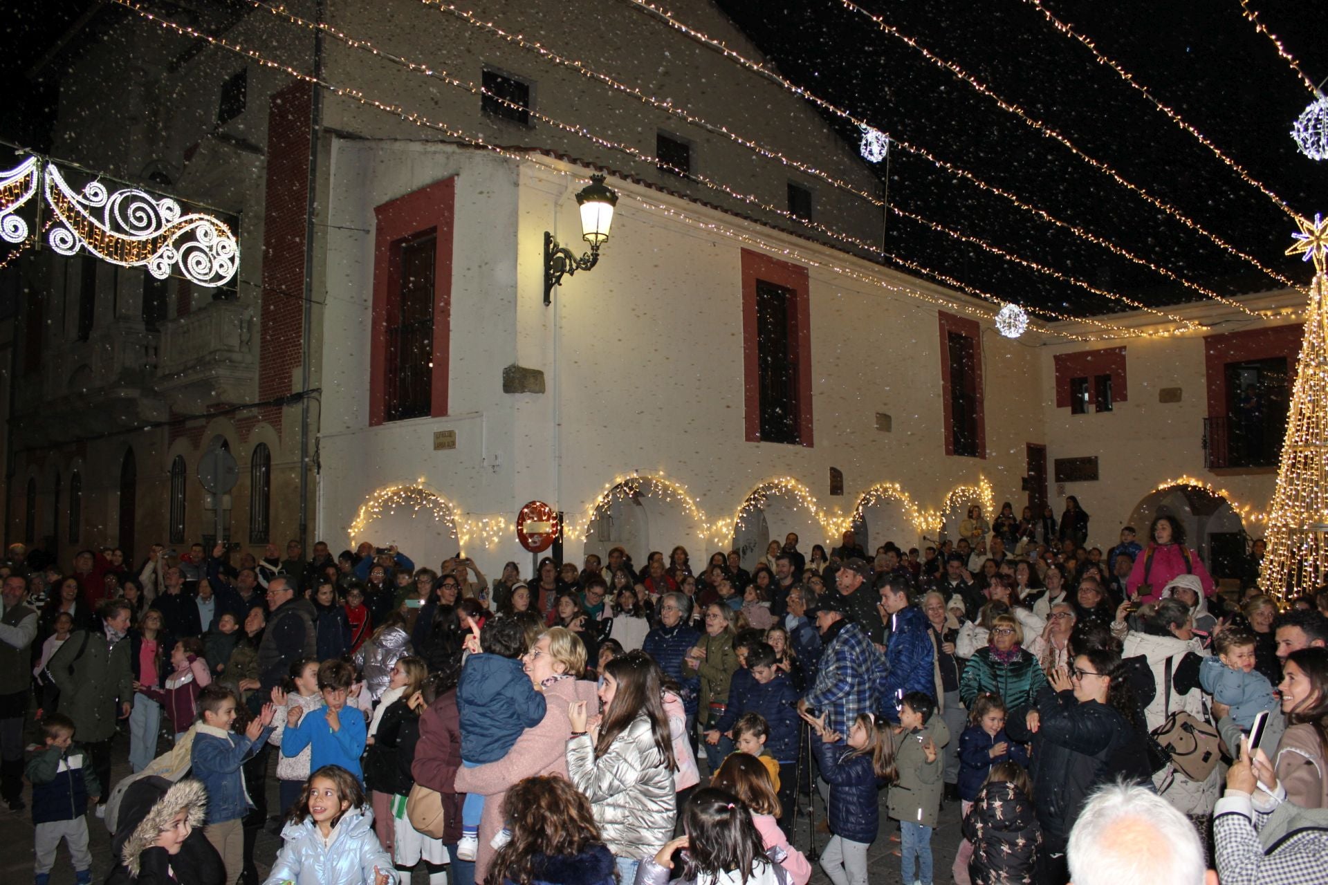 Los casareños reciben la Navidad bajo una gran lluvia de copos de nieve