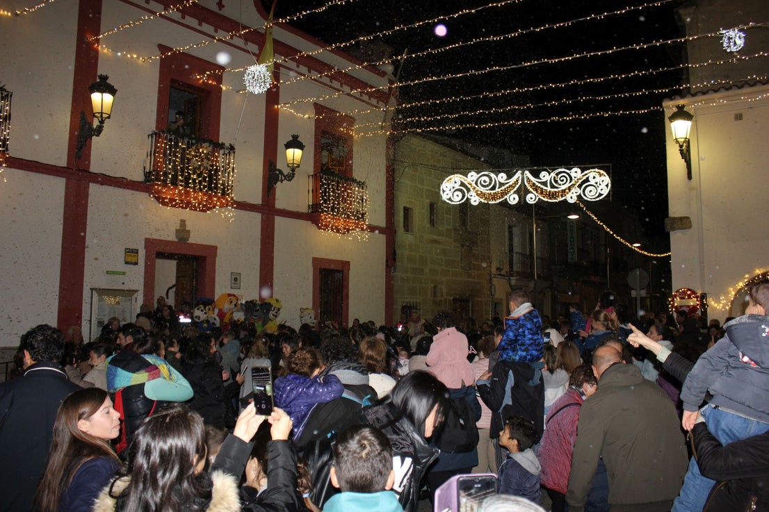 Los casareños reciben la Navidad bajo una gran lluvia de copos de nieve