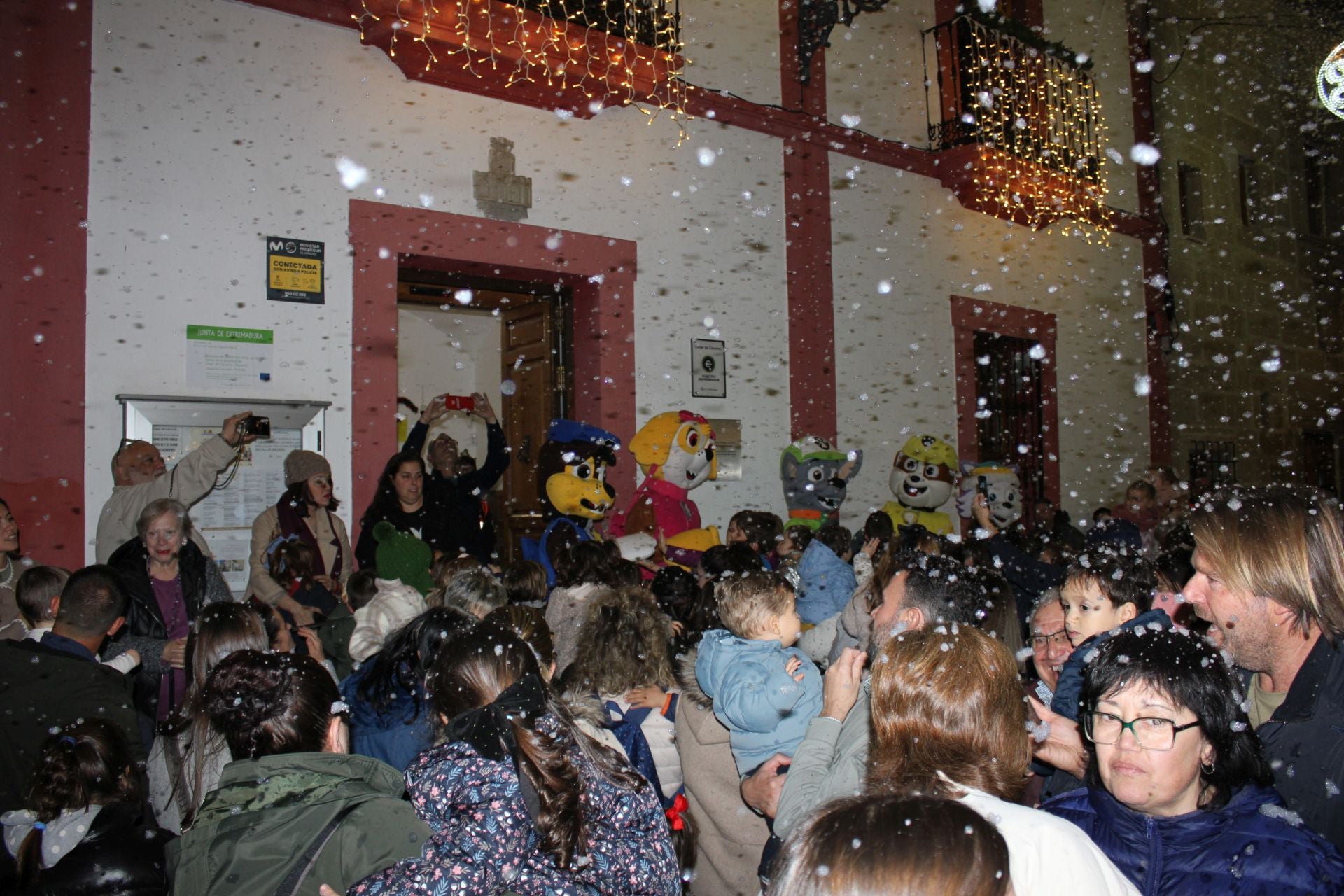 Los casareños reciben la Navidad bajo una gran lluvia de copos de nieve