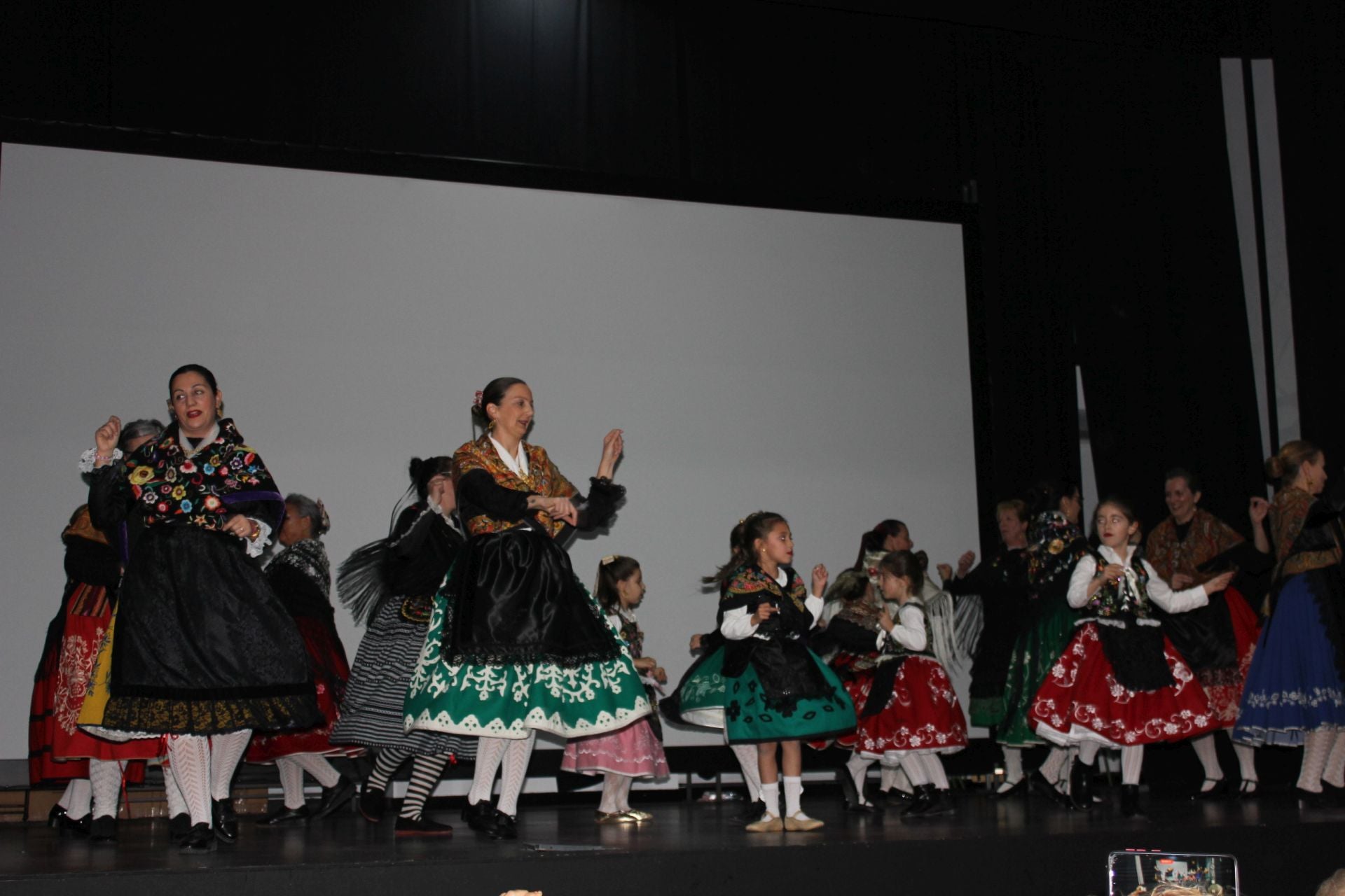 Imagen principal - El folklore gusta a las niñas y mujeres casareñas