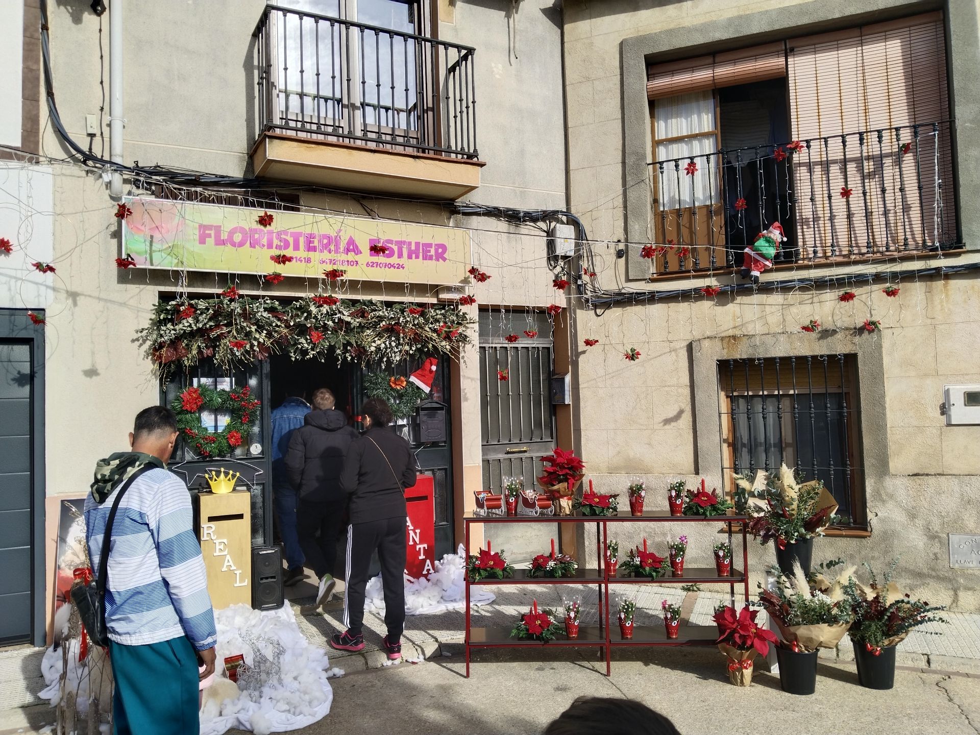 Imagen principal - Los comercios locales seguirán vendiendo hoy hasta mediodía