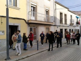 Han recorrido varias calles cantando y haciendo sonar las zambombas, panderetas y castañuelas.