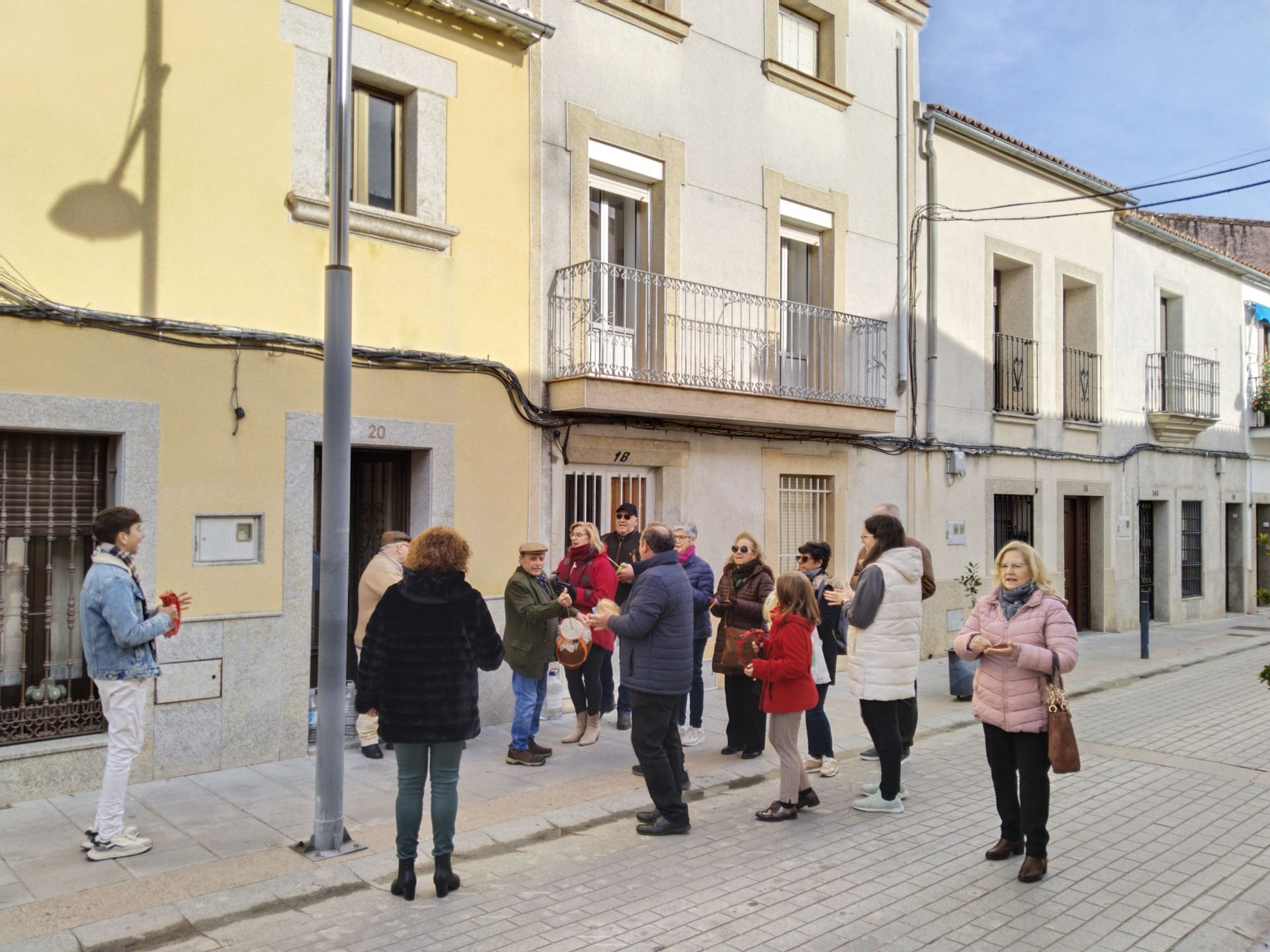 Imagen principal - Aficionados a los villancicos realizan la primera ronda del aguinaldo previa a la Navidad