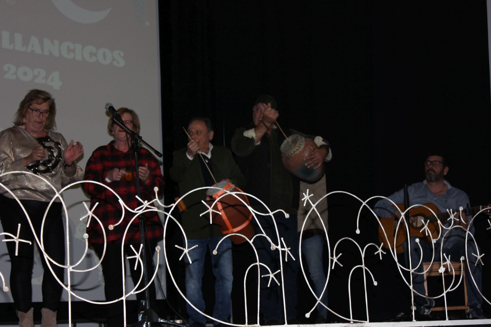 Los casareños avivan la tradición de cantar villancicos antes de la llegada de la Navidad