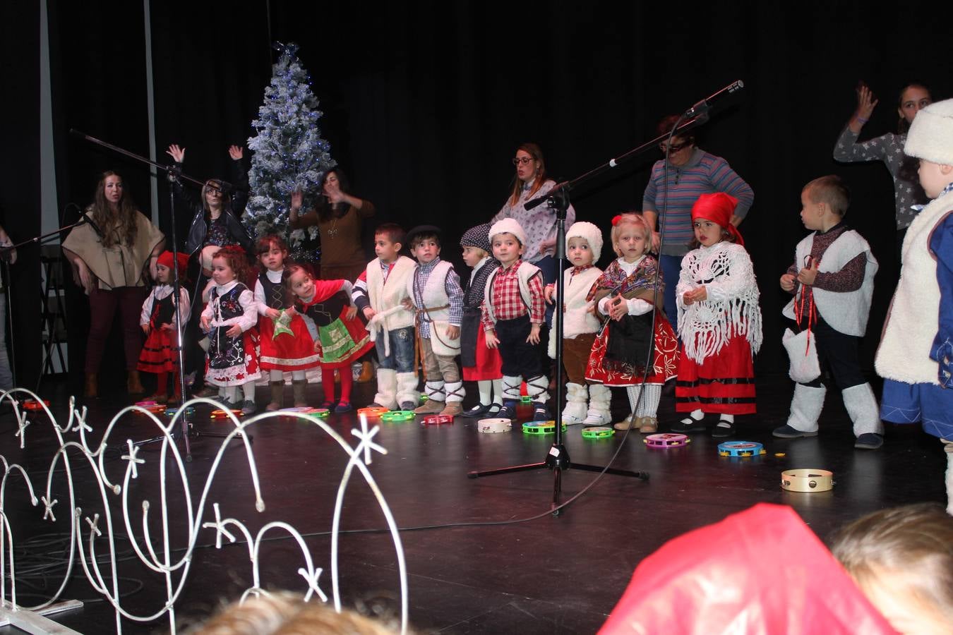 Siete grupos cantan villancicos para dar la bienvenida a la Navidad