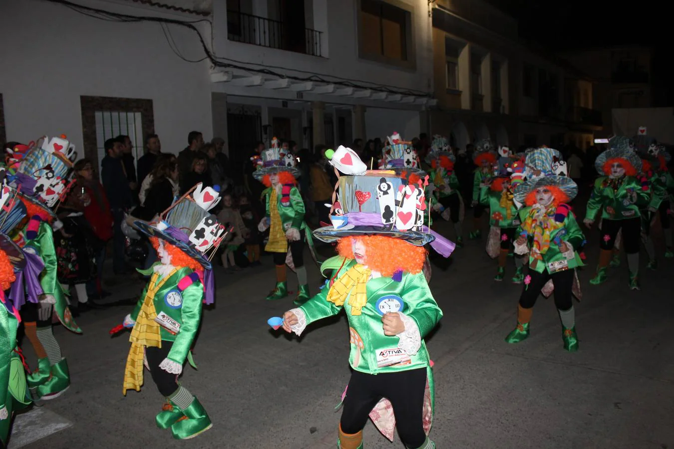 Niños y jóvenes de diferentes edades lucieron un traje vistoso siguiendo la misma coreografía. 