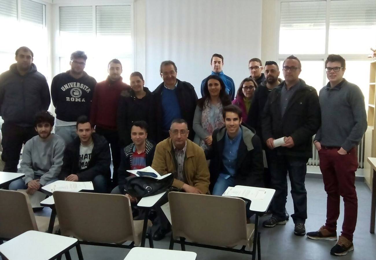 Los alumnos han recibido hoy sus diplomas en la casa de cultura. 