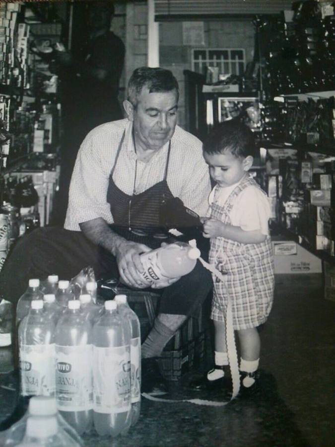 José María Andrada junto a su nieto en su tienda. PRADO ANDRADA