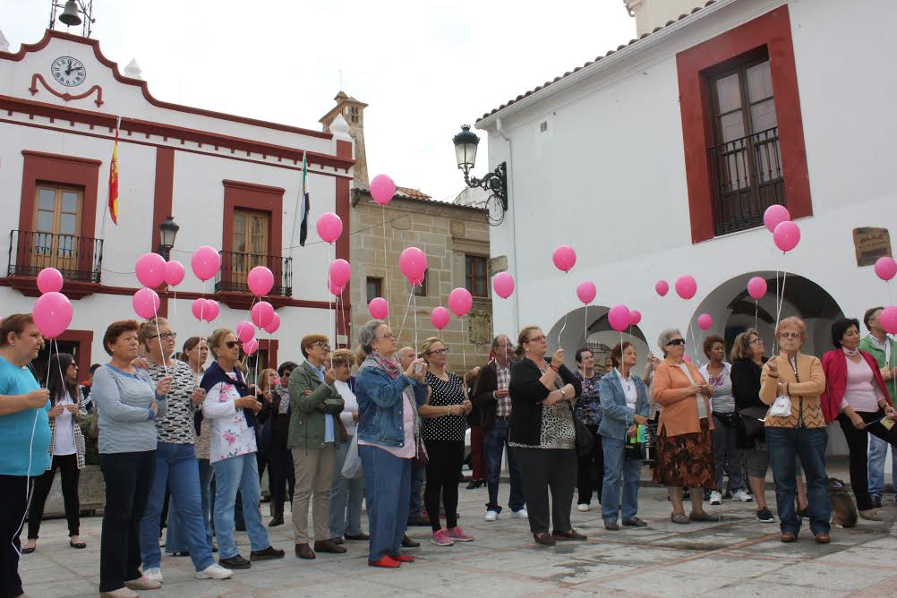 Mujeres en el acto celebrado ayer en la plaza del Ayuntamiento. 