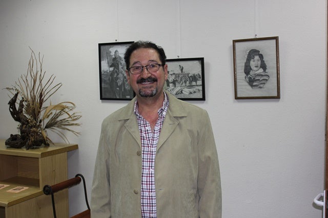 Julio con algunas de sus obras favoritas. 