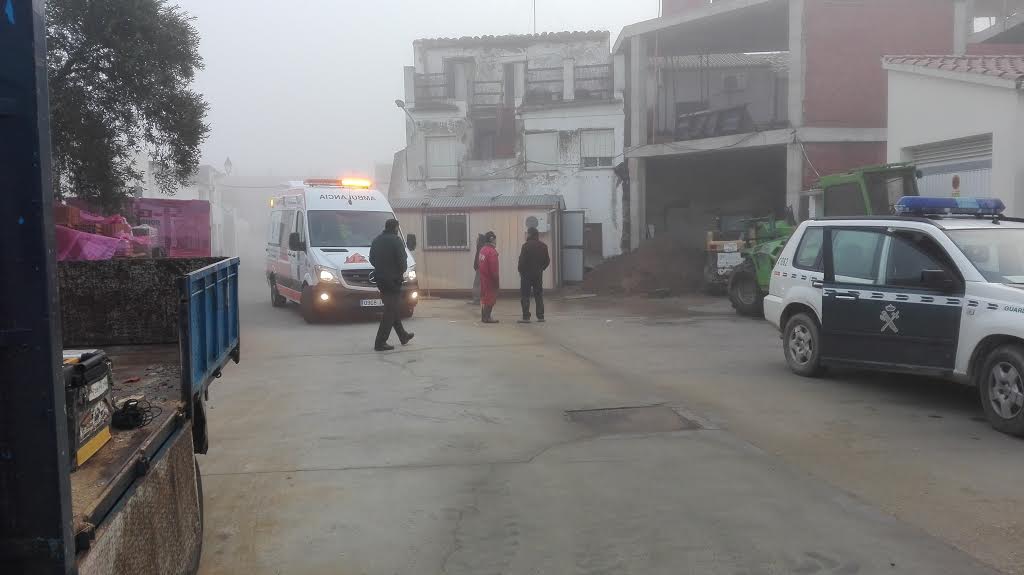 Herido un hombre en un accidente laboral en la calle Valle del Ambroz