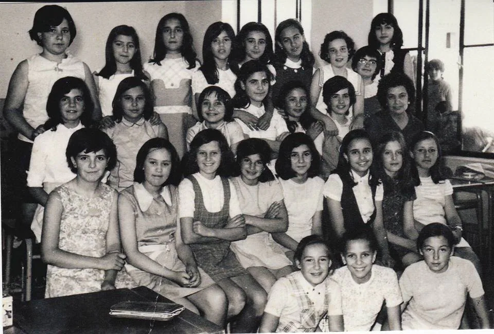 María, en el colegio con todas sus compañeras. 