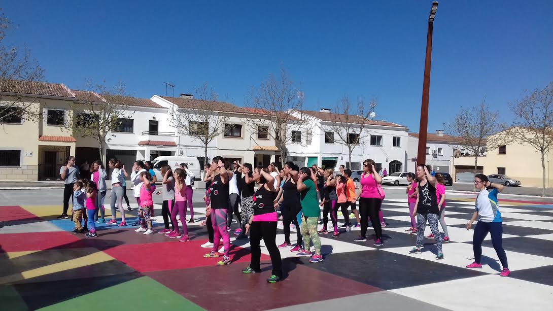 Decenas de mujeres participan en la un encuentro de zumba preparatorio para la Carrera de la Mujer
