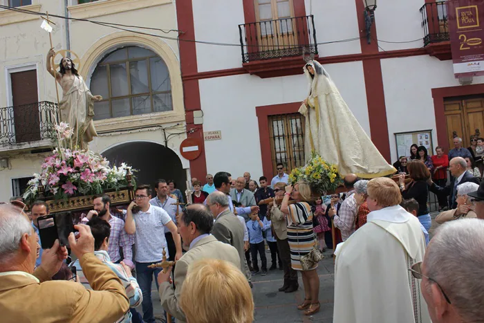 La Virgen, tras la retirada del velo negro, desfila tras el Cristo por la Avenida Constitución. 