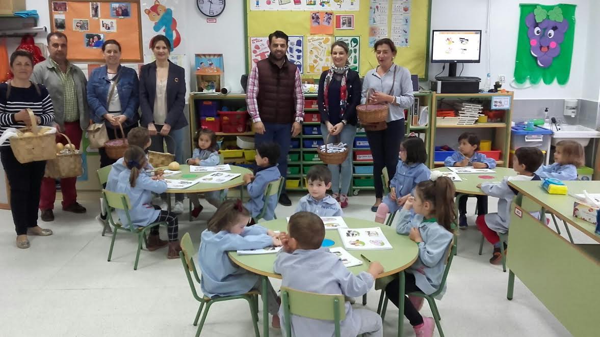 La Cofradía de Ánimas mantiene la tradición, y vuelve a repartir las bollas de anís